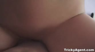 Симпатичная крошка на порно кастинге умело трахается с парнем