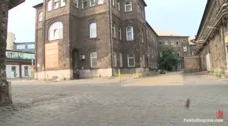 Трахает подругу в доме на балконе