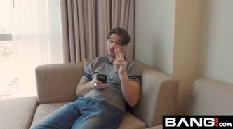 Блондинка с маленькими дойками глубоко засовывает член друга в свою глотку