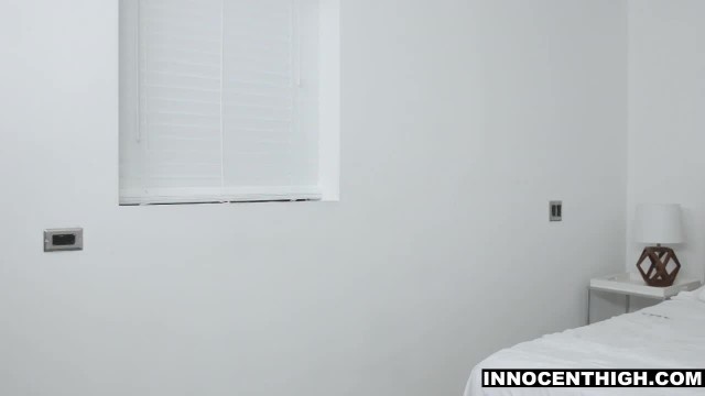 Студентка в юбке трахается с партнером на большой кровати раком