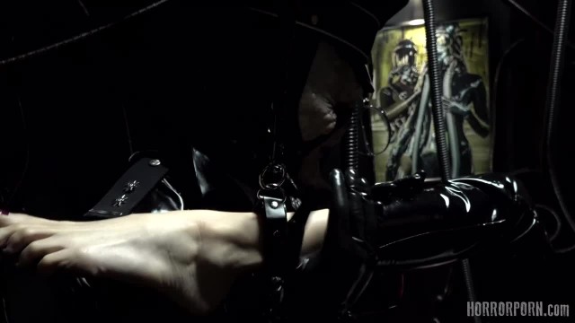 Монстр мучает телку в латексе щупальцами