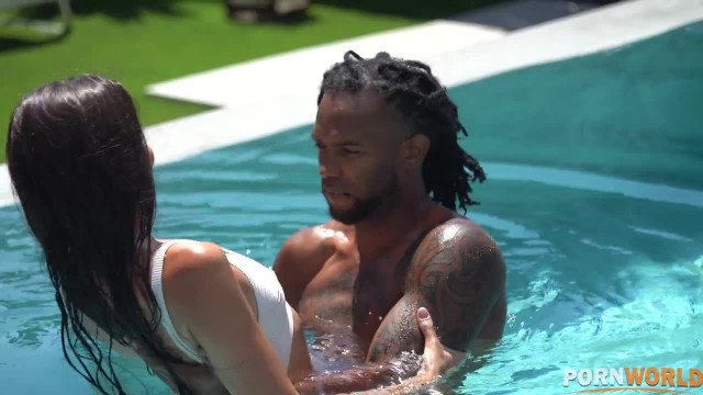 Стройная брюнетка ебется в обе дырки с бойфрендом и уборщиком