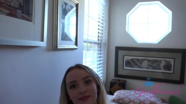 Сильно раздолбал очко худой подруги на кровати