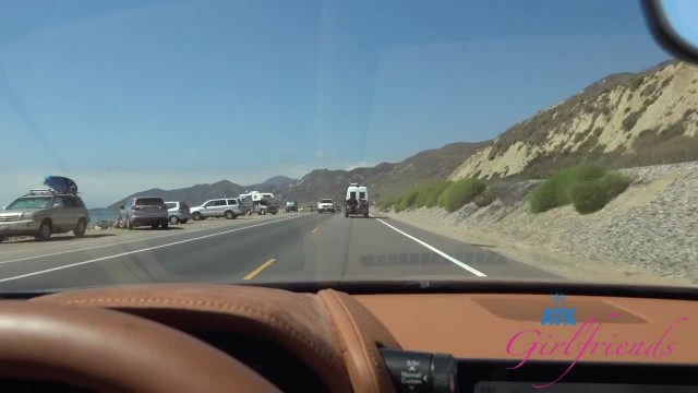 Девка отсосала парню в машине после прогулки