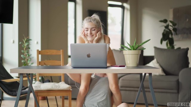 Залил спермой сучку с красивой попкой