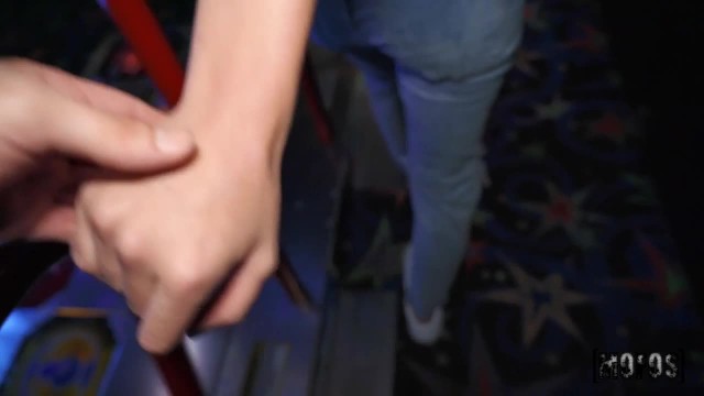 Публично трахнул сучку в игровом зале