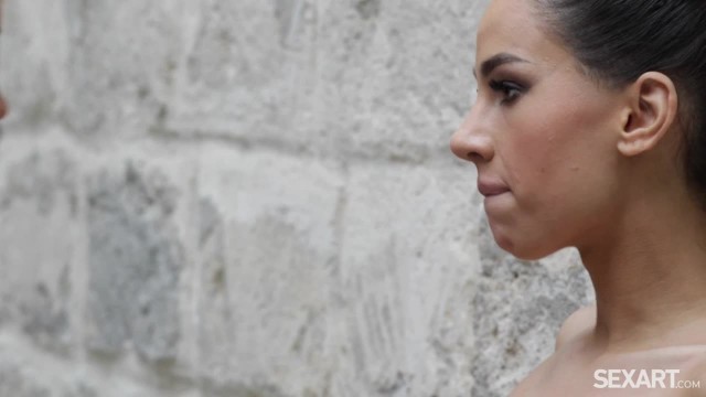 Блондинка принимает душ ради секса с подругой