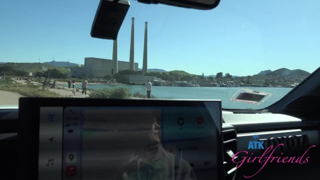 Блондинка трахается в машине после прогулки у моря